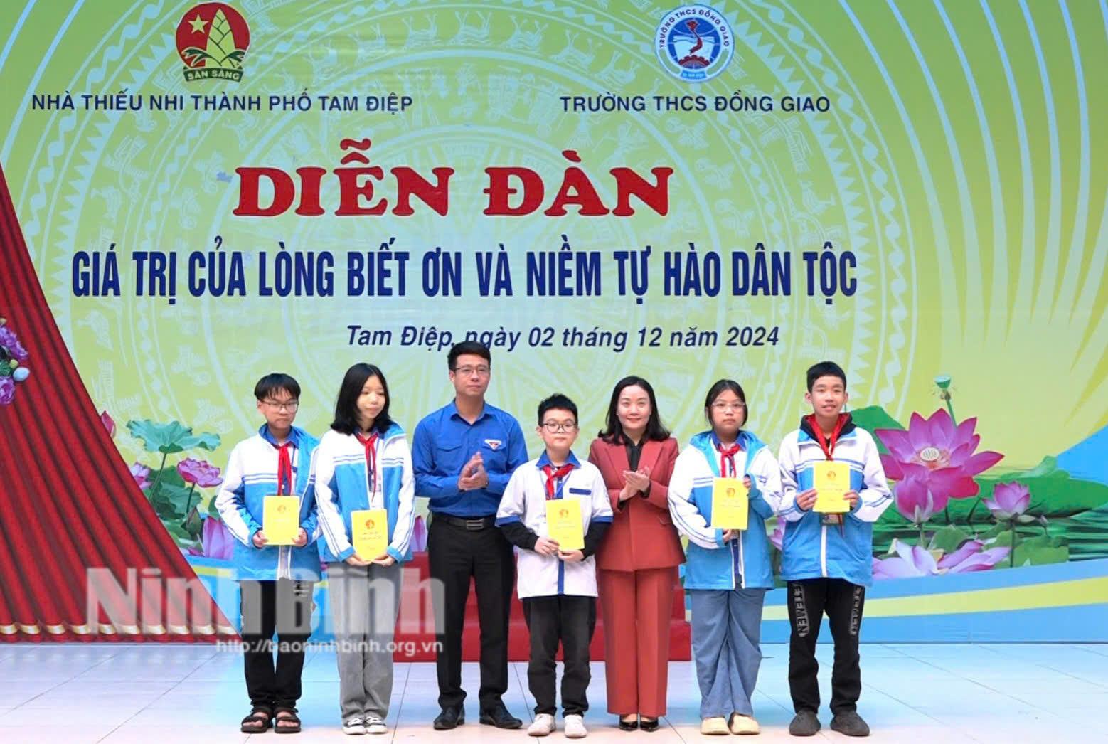 Nhà Thiếu nhi thành phố Tam Điệp trao tặng 5 suất quà cho các em học sinh là con bộ đội có những hoàn cảnh khó khăn.