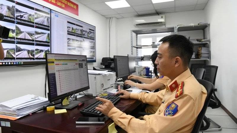 Lực lượng chức năng sử dụng App VNECSGT trong tuần tra, kiểm soát liên tuyến.
