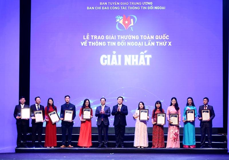 Đồng chí Nguyễn Trọng Nghĩa, Ủy viên Bộ Chính trị, Bí thư Trung ương Đảng, Trưởng Ban Tuyên giáo Trung ương, Trưởng Ban Chỉ đạo Công tác thông tin đối ngoại và đồng chí Bùi Thanh Sơn, Ủy viên Trung ương Đảng, Phó Thủ tướng Chính phủ, Bộ trưởng Bộ Ngoại giao trao giải cho các tập thể/cá nhân giành giải Nhất.