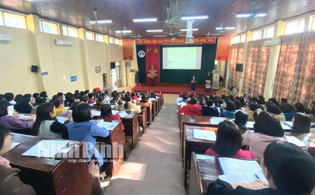 Tập huấn công tác giáo dục, truyền thông về dinh dưỡng hợp lý đảm bảo phát triển thể chất học sinh.