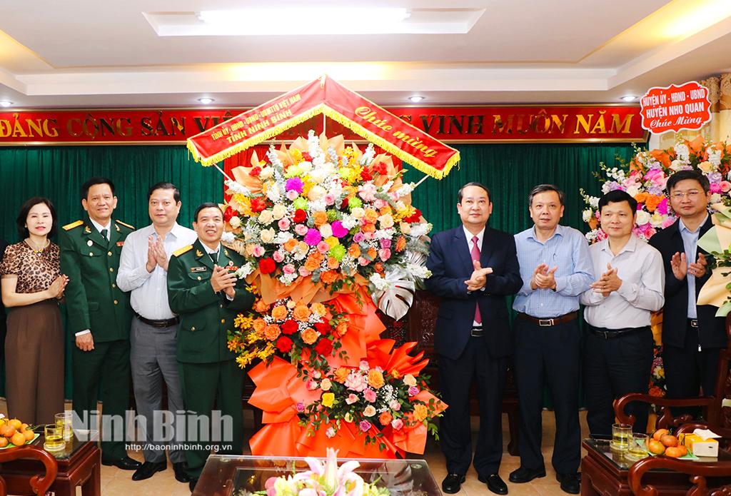 Đồng chí Mai Văn Tuất, Phó Bí thư Thường trực Tỉnh ủy, Chủ tịch HĐND tỉnh tặng hoa chúc mừng tập thể cán bộ, hội viên Hội CCB tỉnh nhân ngày truyền thống.