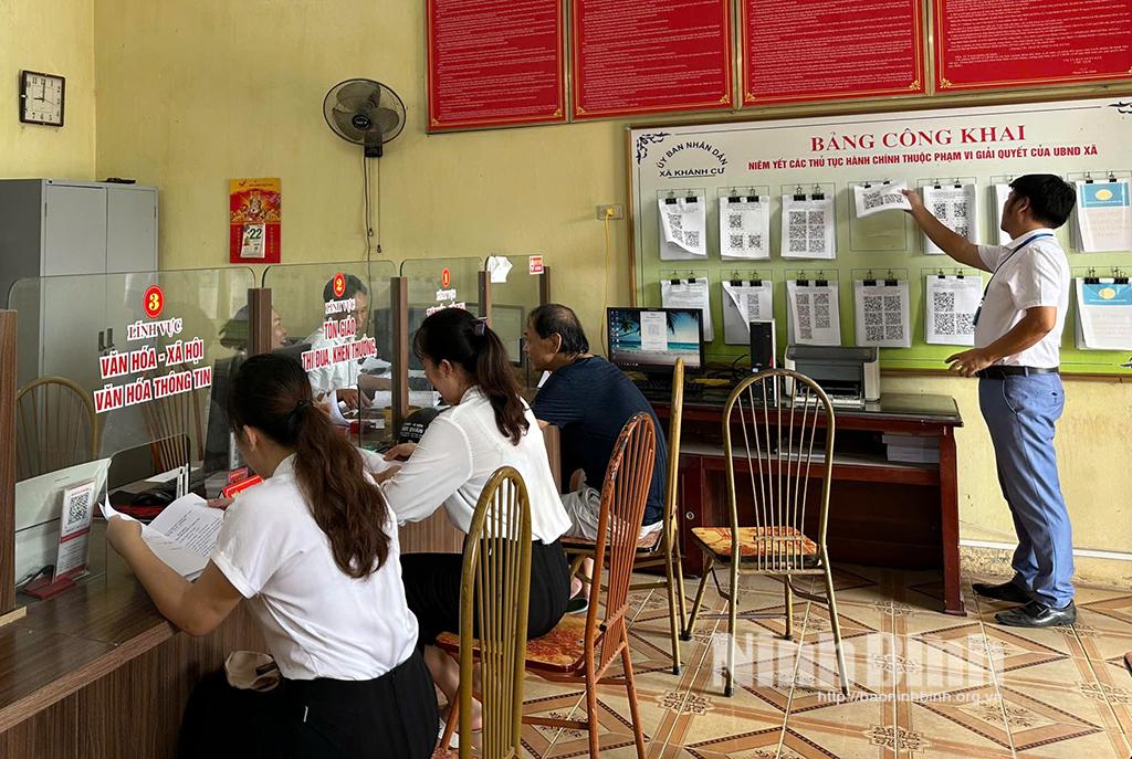 Giao dịch tại Bộ phận Tiếp nhận và trả kết quả xã Khánh Cư, huyện Yên Khánh.