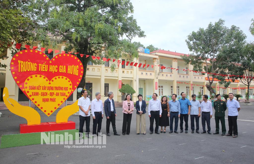 Đoàn khảo sát các tiêu chí cơ sở hạ tầng trường học tại xã Gia Hưng. Ảnh: Anh Tuấn