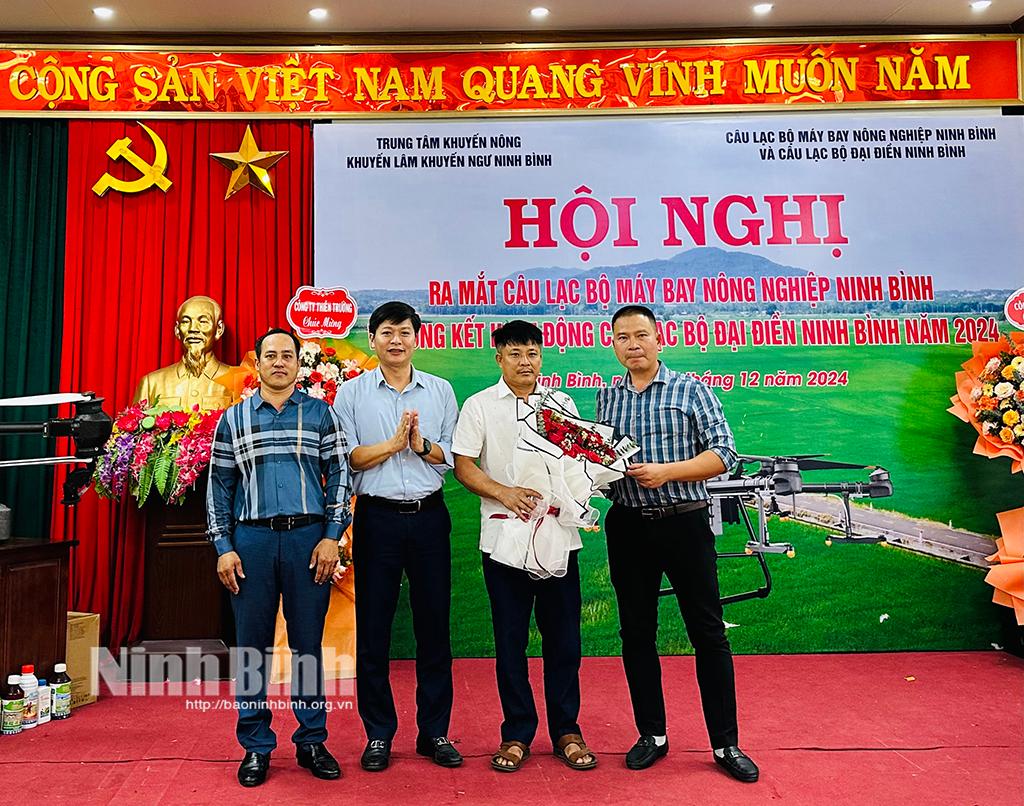 Lãnh đạo Sở Nông nghiệp & PTNT tặng hoa chúc mừng các thành viên của CLB Máy bay nông nghiệp Ninh Bình.