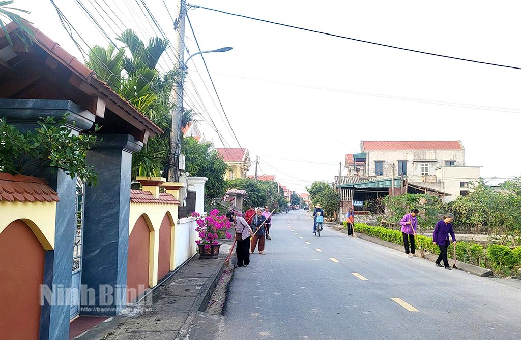 Người dân xã Khánh Tiên (Yên Khánh) tích cực tham gia xây dựng thôn, xóm xanh-sạch-đẹp.