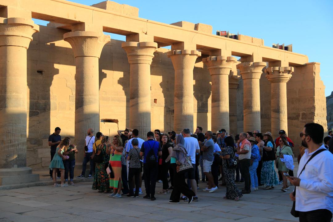 Khách du lịch tham quan quần thể đền Philea ở Aswan, Ai Cập.