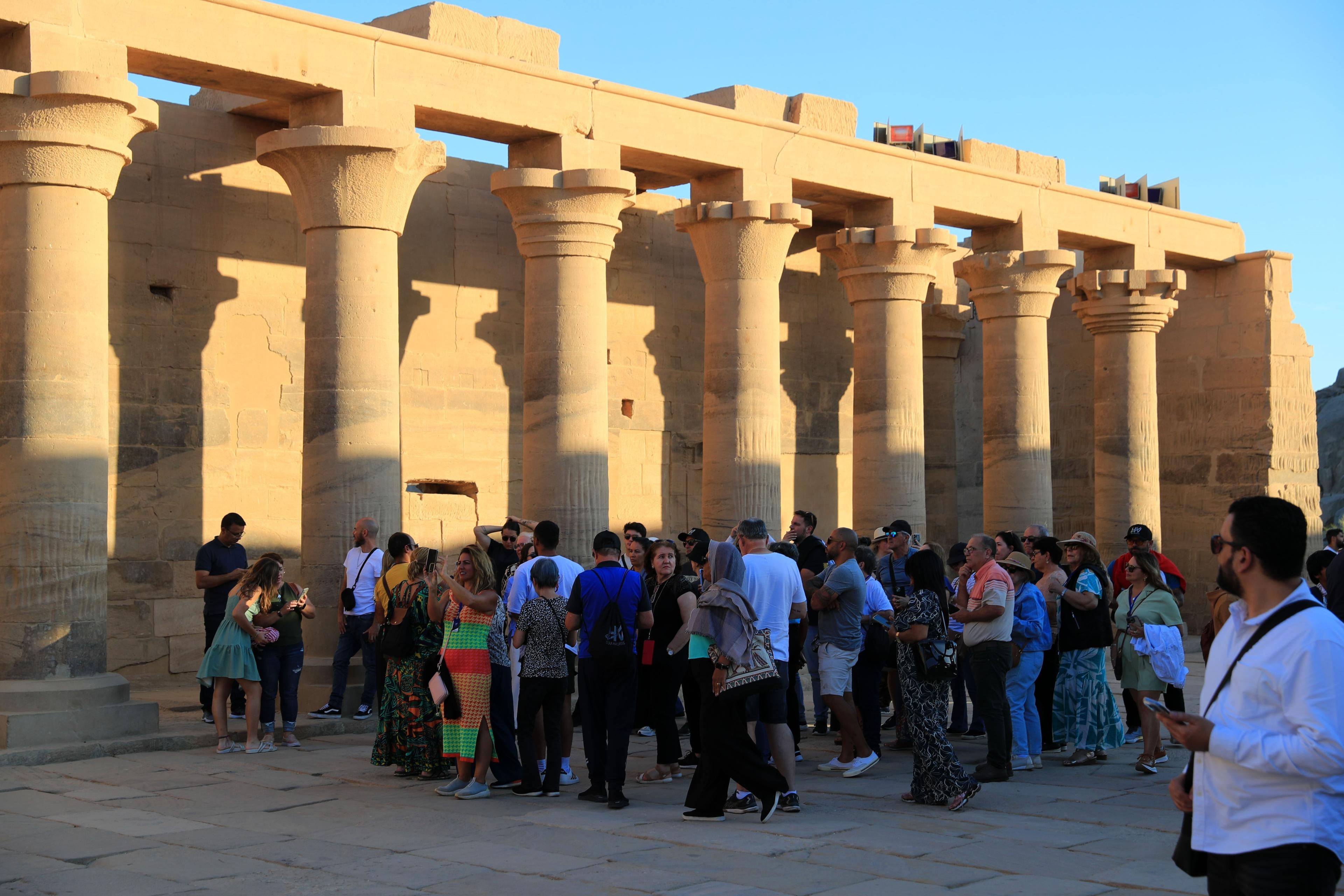 Khách du lịch tham quan quần thể đền Philea ở Aswan, Ai Cập.