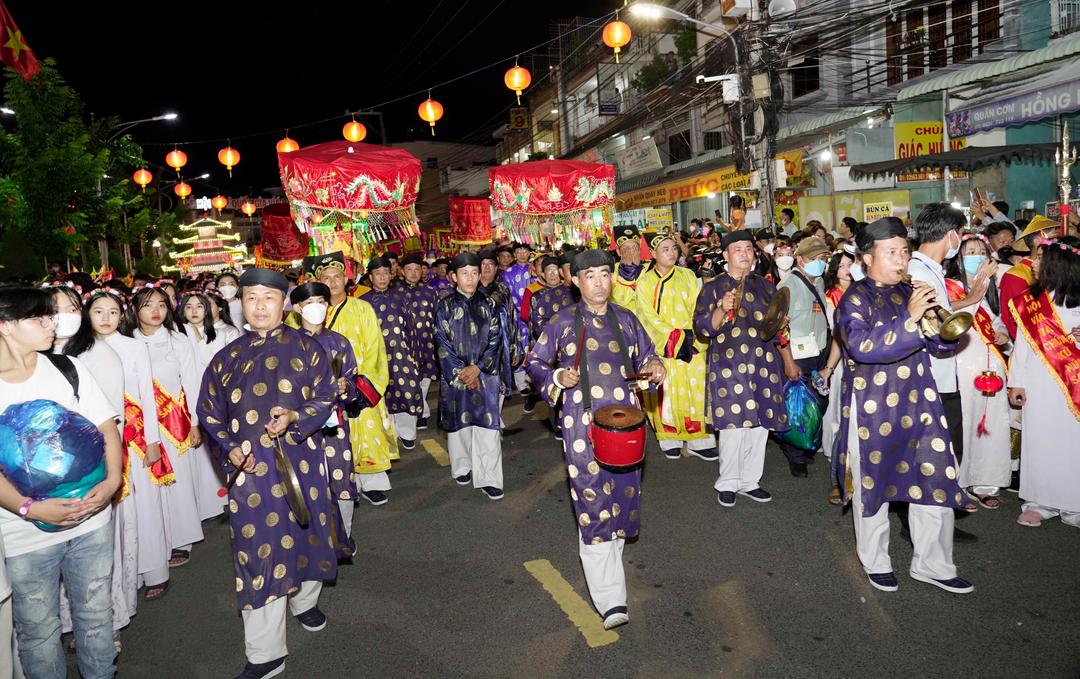 Lễ phục hiện rước tượng Bà Chúa Xứ từ trên đỉnh núi Sam xuống miếu thờ ở dưới chân núi.