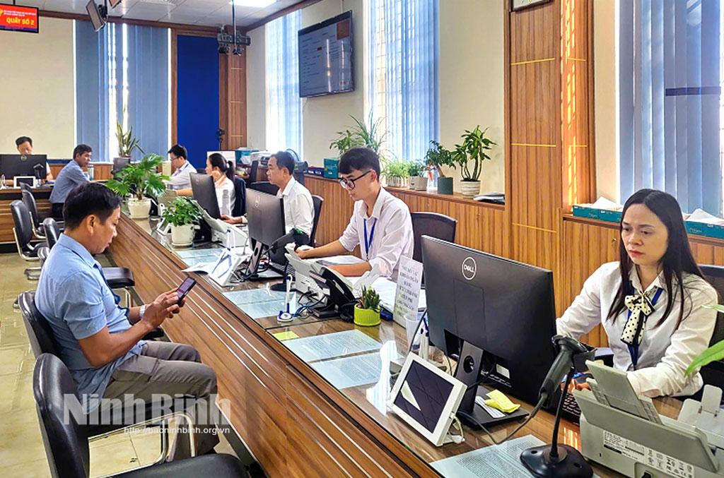 Công dân đến Trung tâm Phục vụ hành chính công tỉnh được hướng dẫn thủ tục xin cấp phiếu lý lịch tư pháp trên môi trường điện tử.