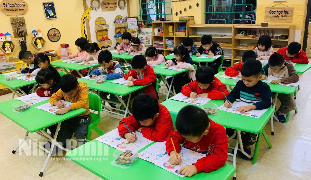 Các cháu Trường Mầm non Nam Bình (thành phố Ninh Bình) trong giờ học. Ảnh: PV