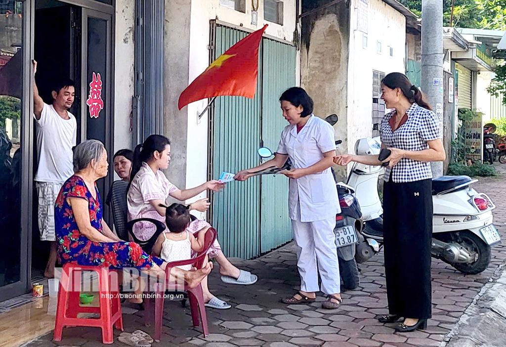 Cán bộ Trạm Y tế phường Nam Sơn (thành phố Tam Điệp) tuyên truyền trực tiếp tại các hộ gia đình về đợt viêm vắc xin Uốn ván-Bạch hầu cho trẻ 7 tuổi.