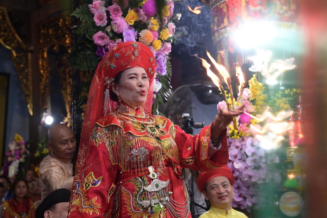 Một tiết mục thực hành tín ngưỡng thờ Mẫu Tam phủ của người Việt.