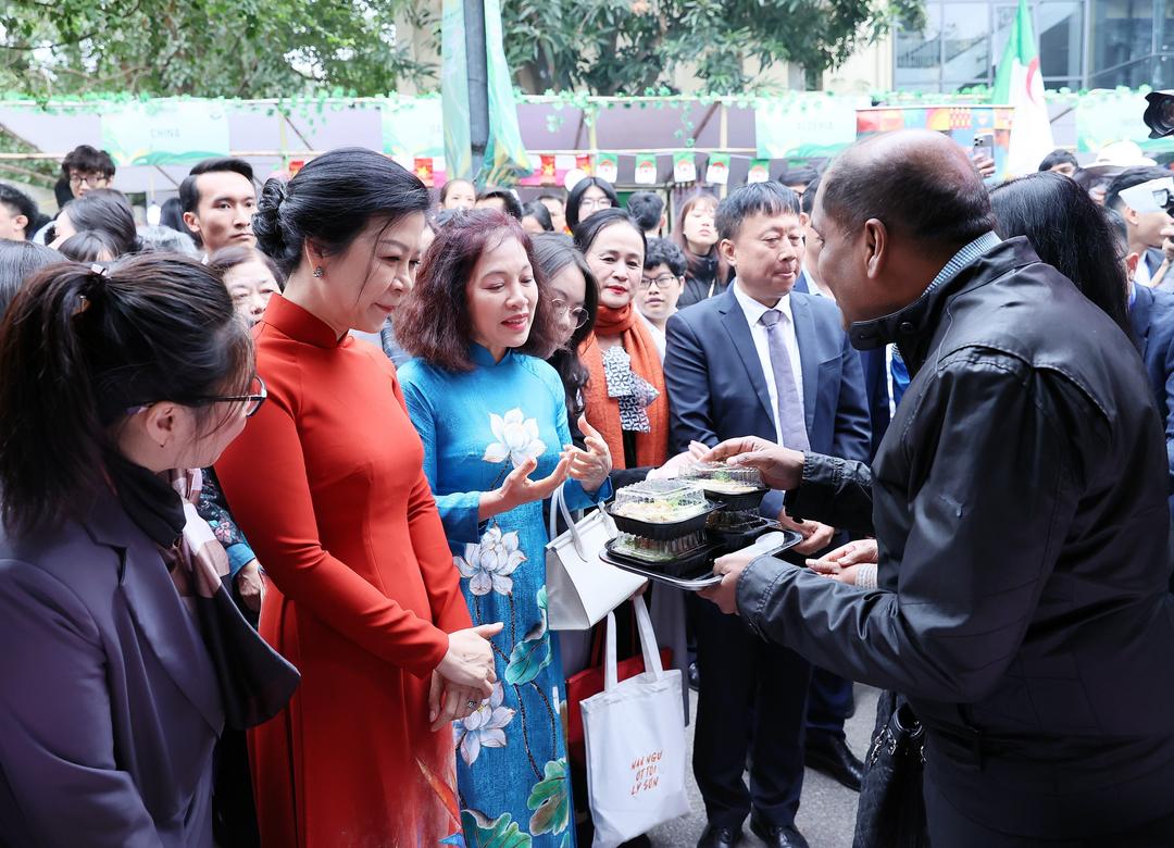 Các đại biểu tham quan các gian trưng bày tại Liên hoan Ẩm thực quốc tế 2024.