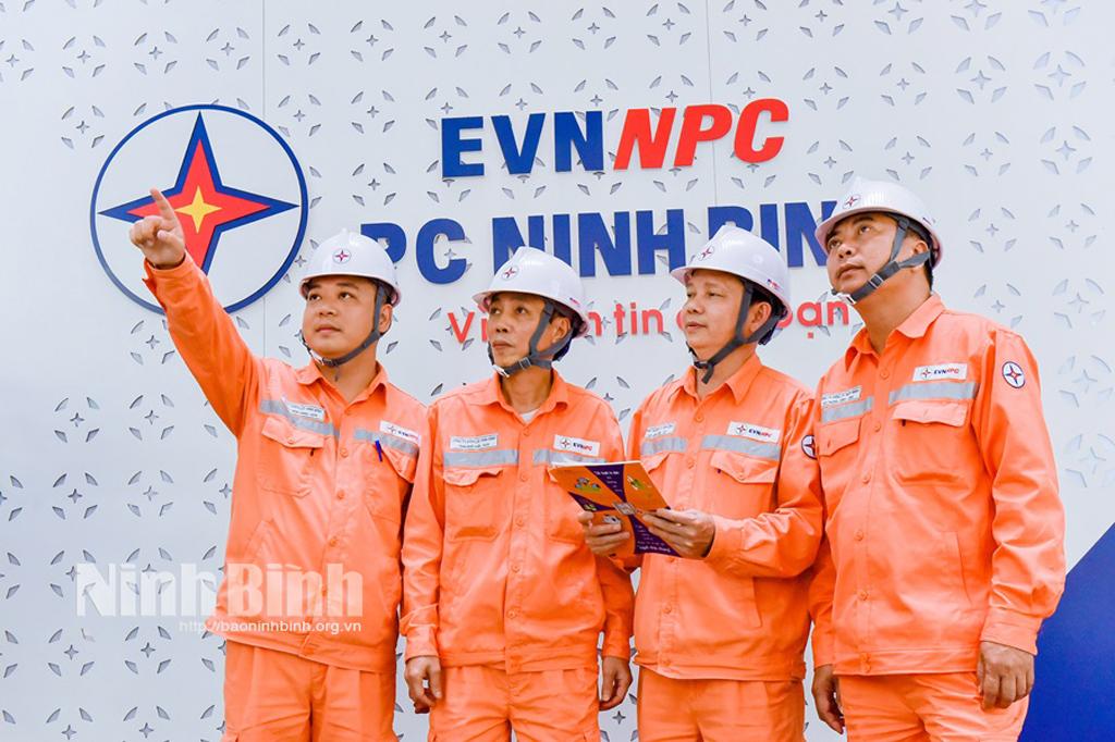 Công nhân ngành điện Ninh Bình luôn tự hào về truyền thống, vững tin vào tương lai, sẵn sàng đồng hành cùng sự phát triển của quê hương, đất nước