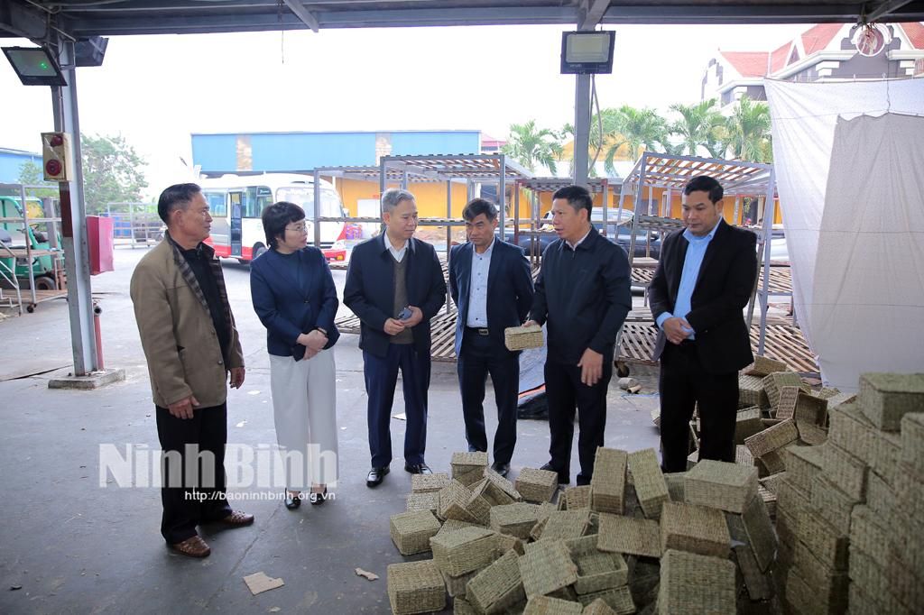 Đoàn khảo sát mô hình kinh tế tại xã Hùng Tiến.