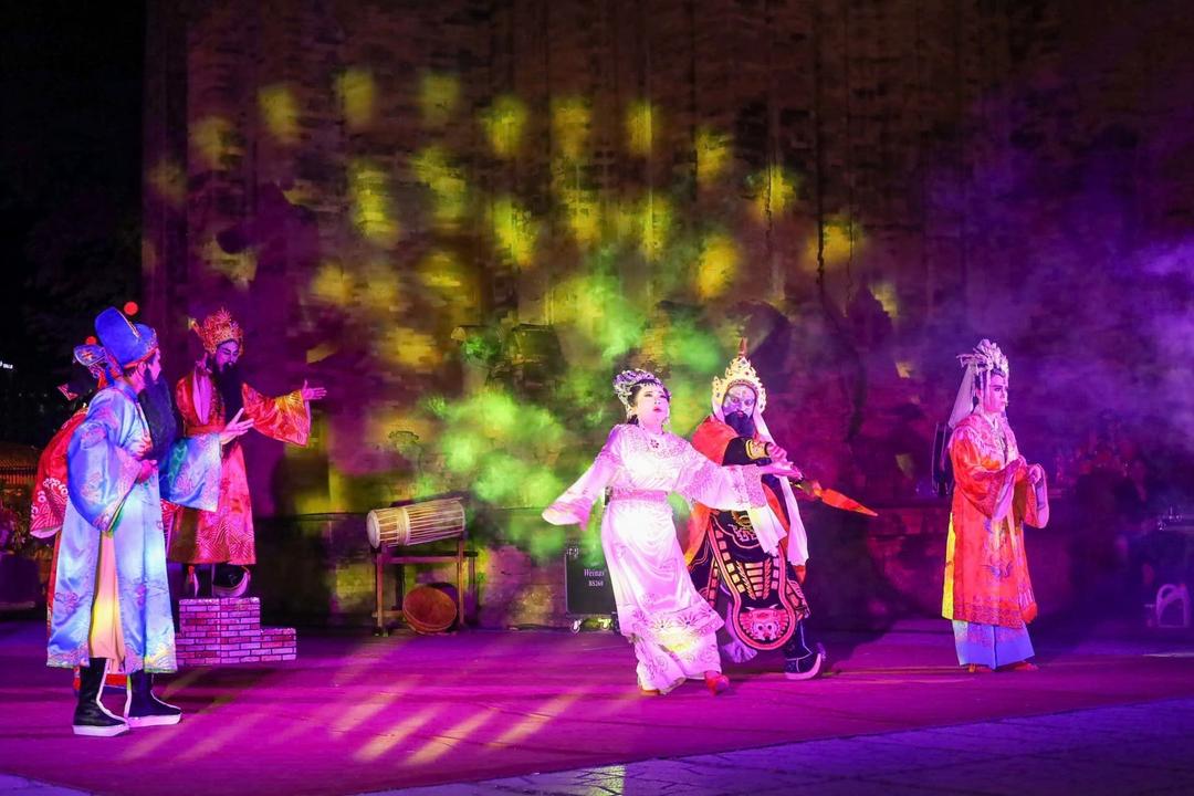 Tiết mục hát múa do Đoàn ca múa nhạc Hải Đăng thực hiện.