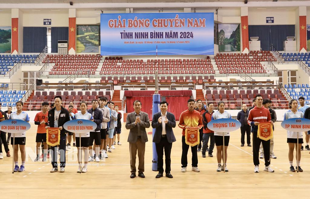 Ban tổ chức trao cờ lưu niệm cho các đoàn tuyển tham dự Giải.