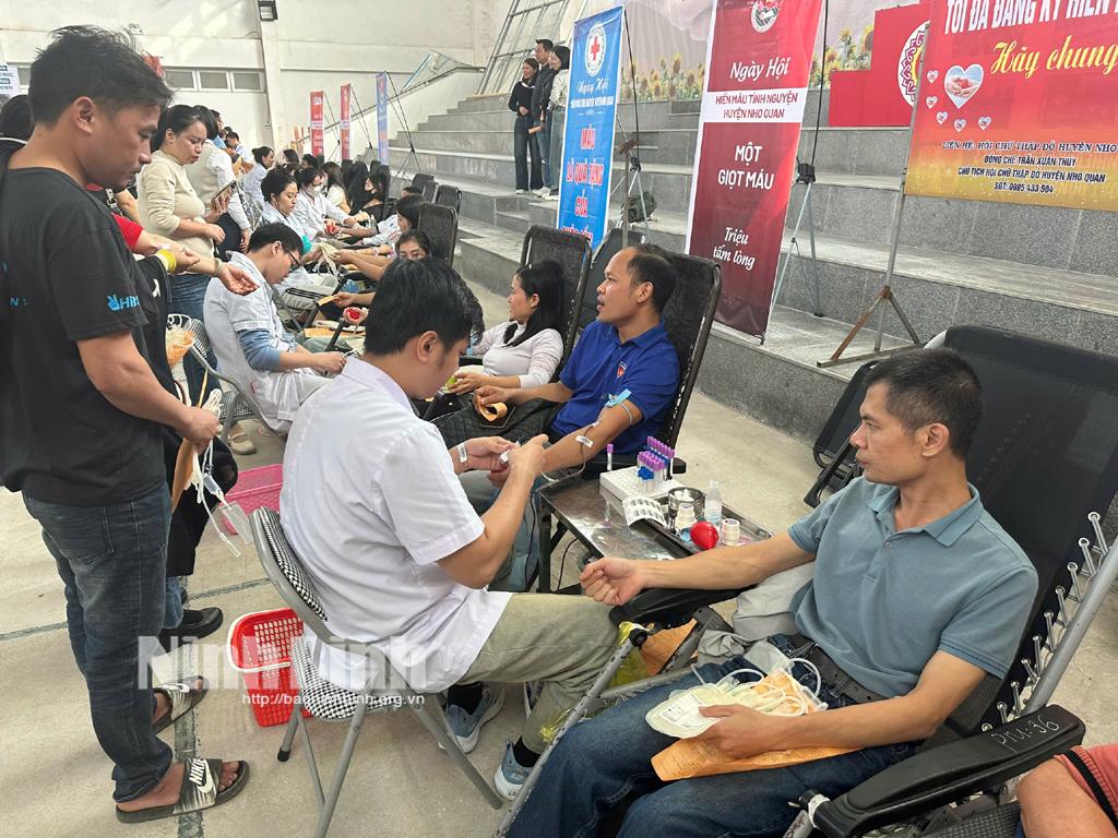 Các tình nguyện viên tham gia hiến máu tại Ngày hội.