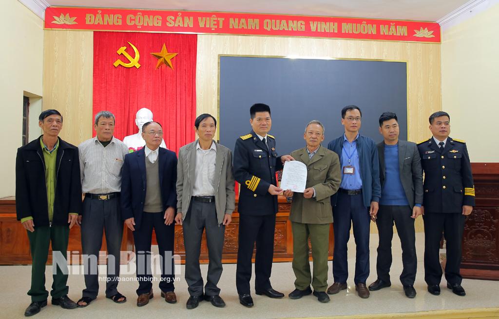 Trao quyết định hỗ trợ kinh phí xây dựng nhà cho ông Tạ Kim Hạp.