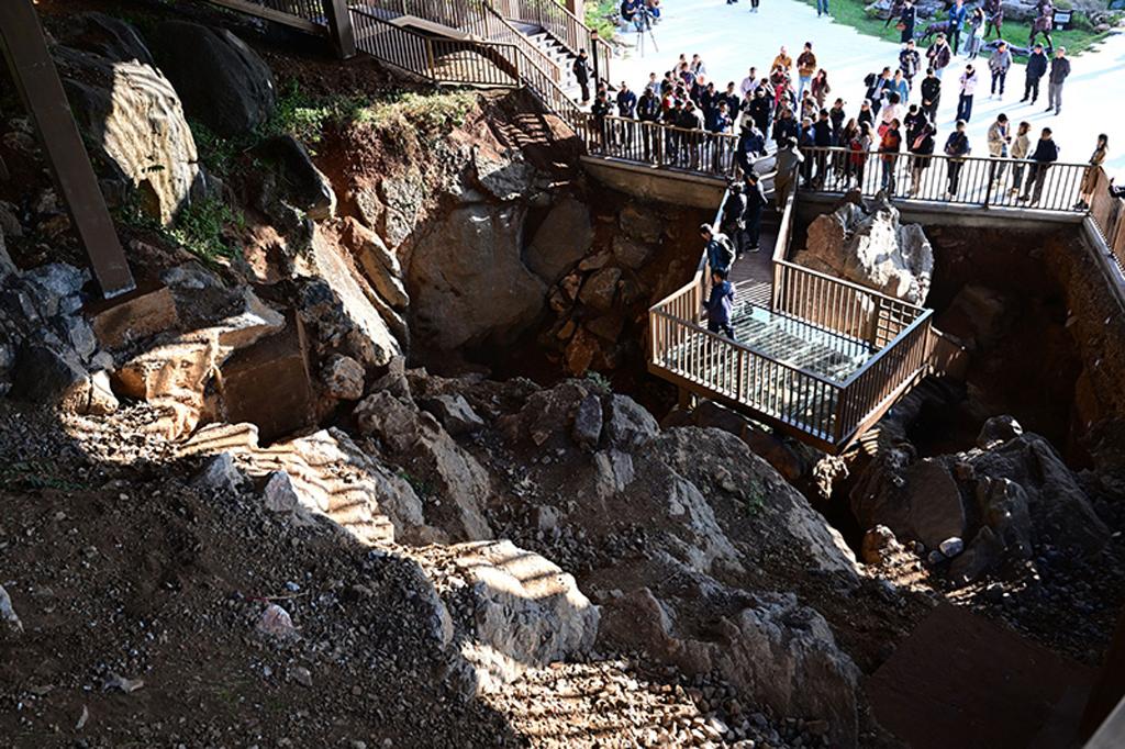 Người dân tham quan khu vực tìm thấy hóa thạch, cùng với xương động vật và công cụ bằng đá, đã được phát hiện tại động Hoa Long (Hualongdong) ở huyện Đông Chí (Dongzhi), tỉnh An Huy. Ảnh: Xinhua