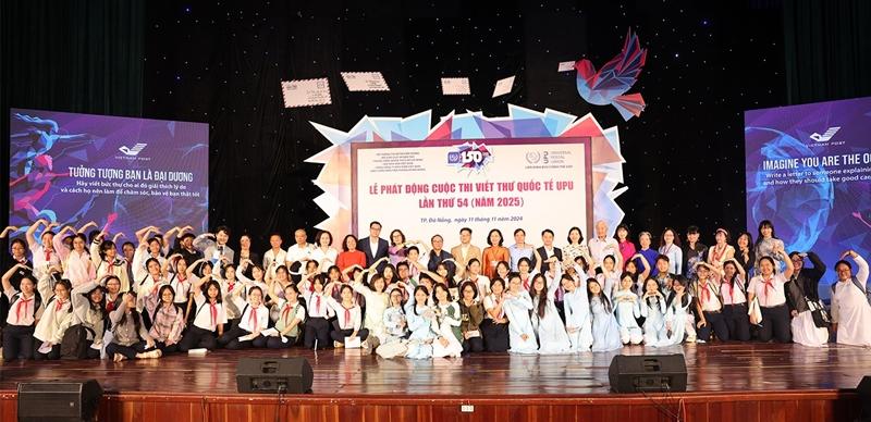 Các đại biểu và học sinh tại Lễ phát động Cuộc thi Viết thư quốc tế UPU lần thứ 54. Ảnh: Báo Đảng cộng sản Việt Nam.