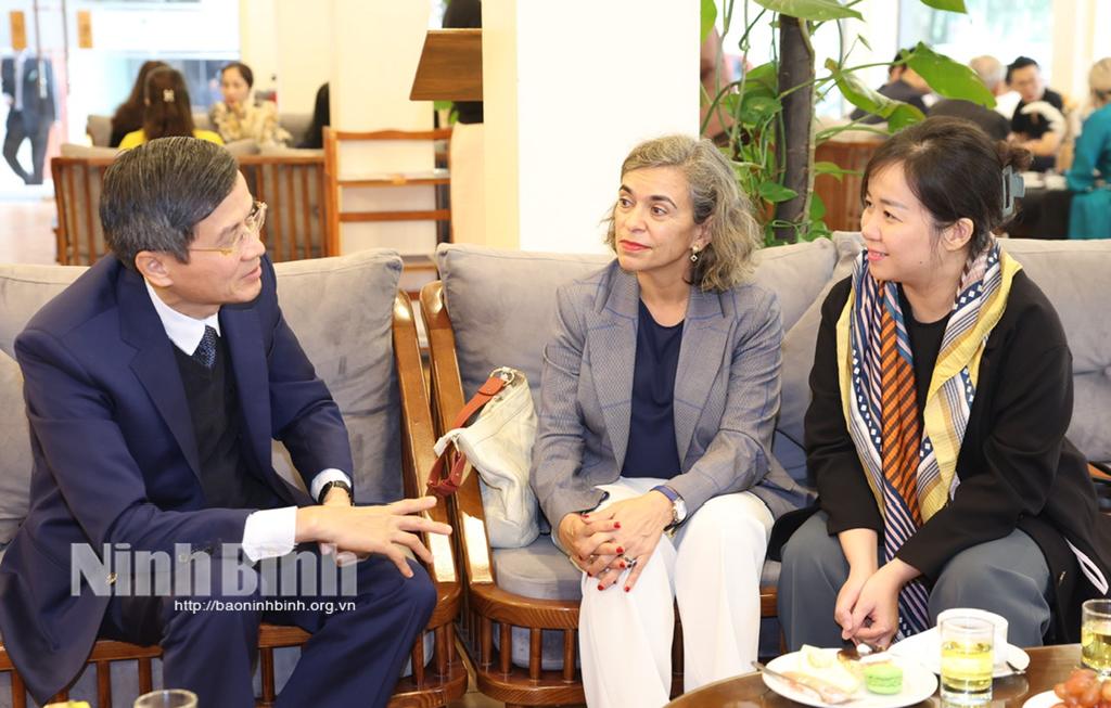 Đồng chí Bí thư Tỉnh uỷ trao đổi với Đại sứ Tây Ban Nha tại Việt Nam.