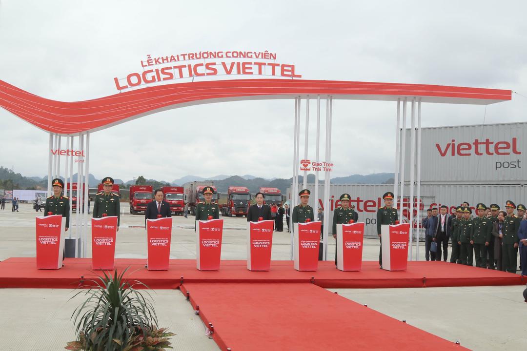 Các đại biểu thực hiện nghi thức khai trương Công viên logistics Viettel Lạng Sơn.