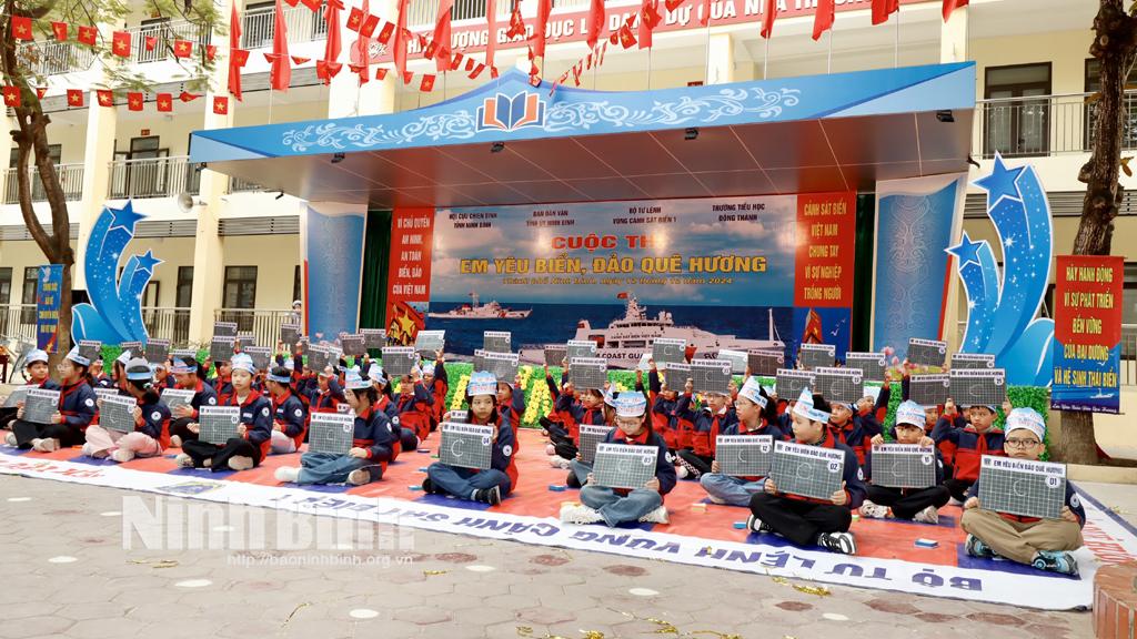 Các em học sinh tham gia cuộc thi “Em yêu Biển, đảo quê hương” tại Trường Tiểu học Đông Thành (thành phố Ninh Bình).