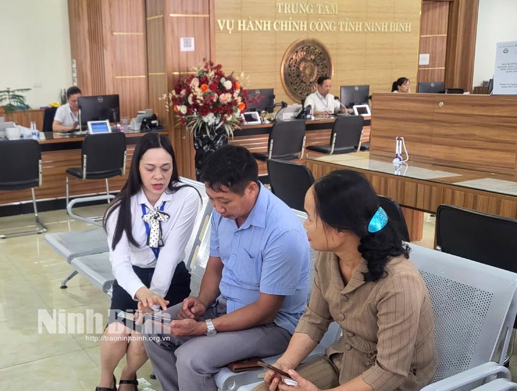 Công chức Trung tâm Phục vụ hành chính công tỉnh hướng dẫn công dân thực hiện đăng ký chữ ký số để thực hiện thủ tục hành chính.