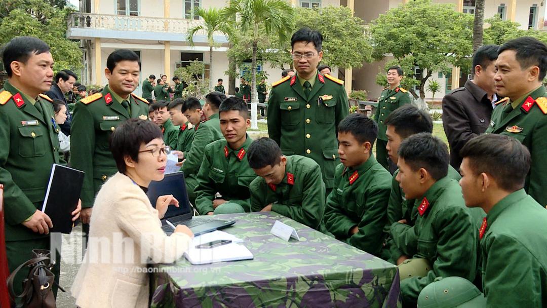 Đại diện các cơ quan, doanh nghiệp tư vấn, giới thiệu việc làm cho quân nhân xuất ngũ năm 2025.