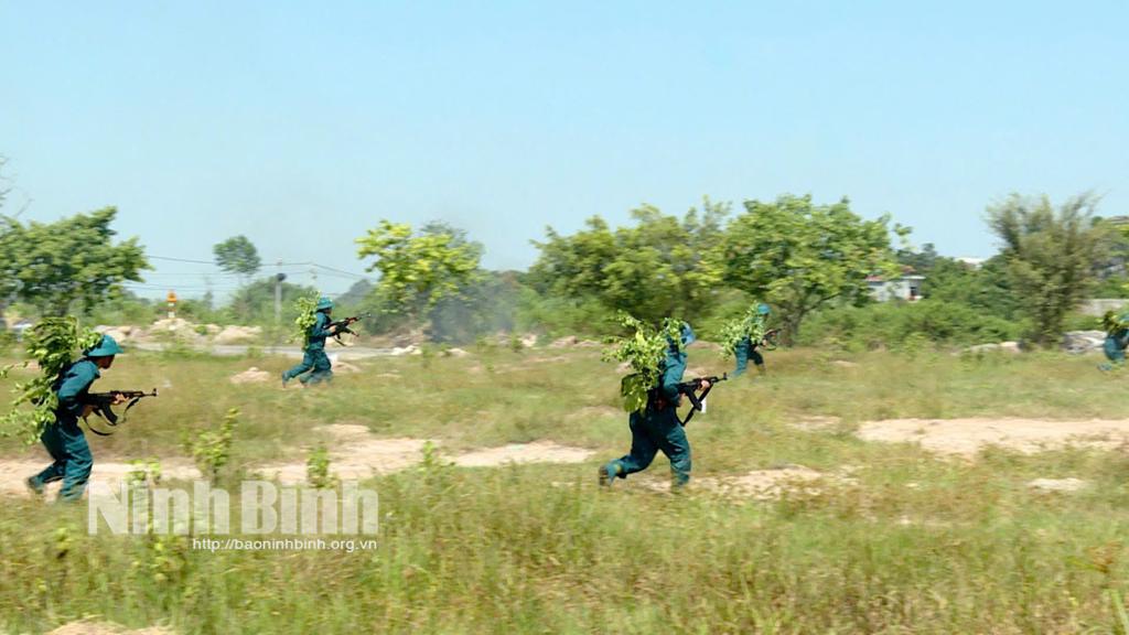 Cán bộ, chiến sĩ LLVT huyện Hoa Lư tham gia diễn tập phần thực binh.