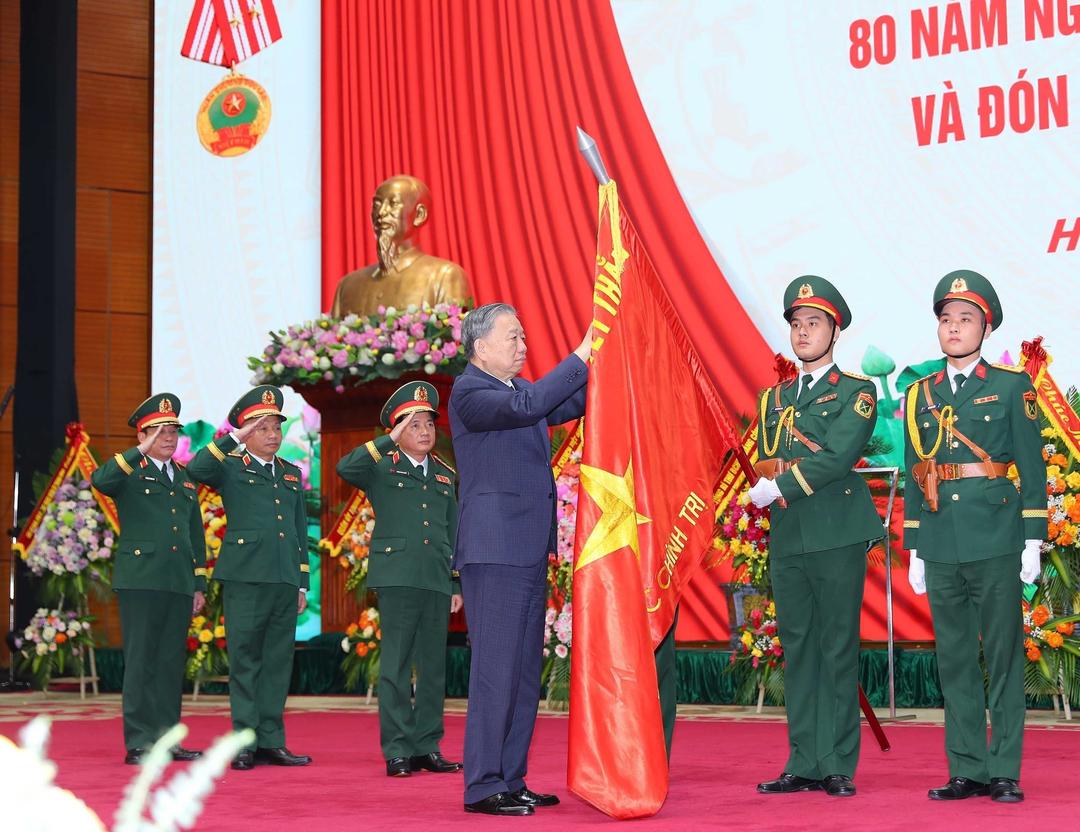 Tổng Bí thư Tô Lâm gắn Huân chương Độc lập hạng Nhất trên lá cờ truyền thống của Tổng cục Chính trị Quân đội nhân dân Việt Nam.