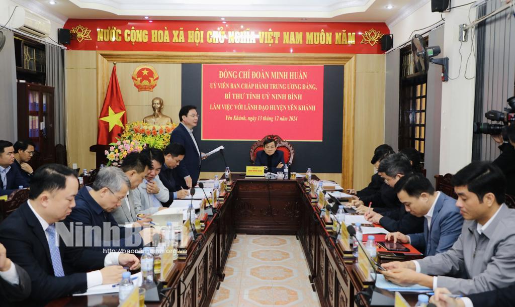 Quang cảnh buổi làm việc của đồng chí Bí thư Tỉnh uỷ tại huyện Yên Khánh.