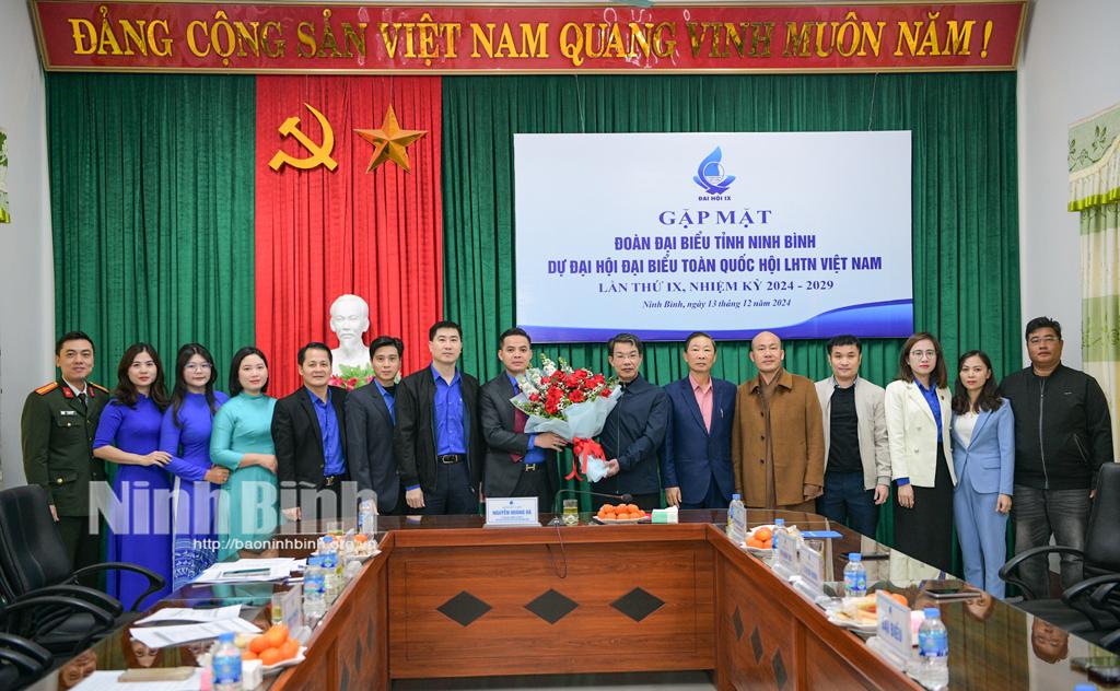 Đồng chí Chủ tịch Ủy ban MTTQ Việt Nam tỉnh Nguyễn Hoàng Hà tặng hoa chúc mừng đoàn đại biểu tham dự Đại hội.