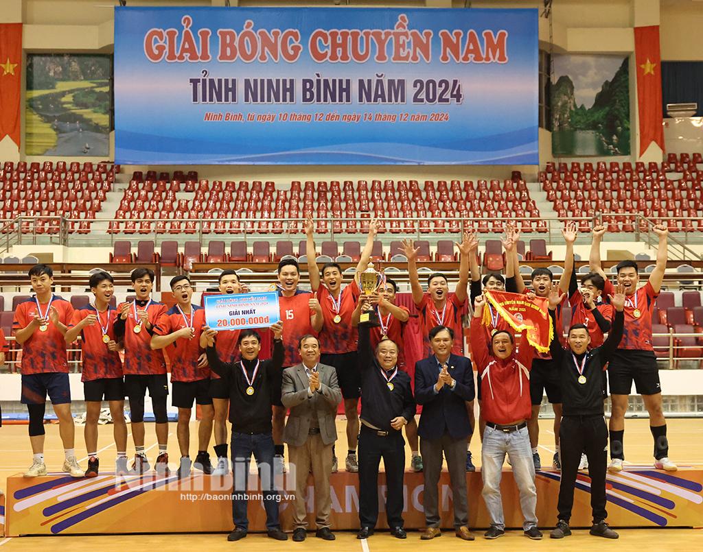 Ban tổ chức trao giải nhất cho đội bóng chuyền huyện Yên Khánh.