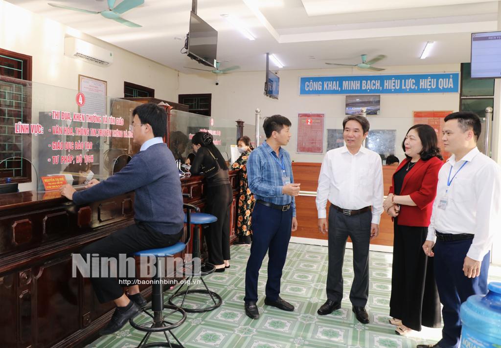Lãnh đạo Huyện ủy Yên Khánh kiểm tra hoạt động tại Bộ phận tiếp nhận và trả kết quả của huyện. Ảnh: Đức Lam