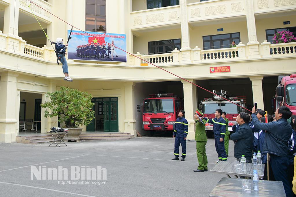 Thực hành thoát hiểm từ nhà cao tầng khi xảy ra hỏa hoạn.