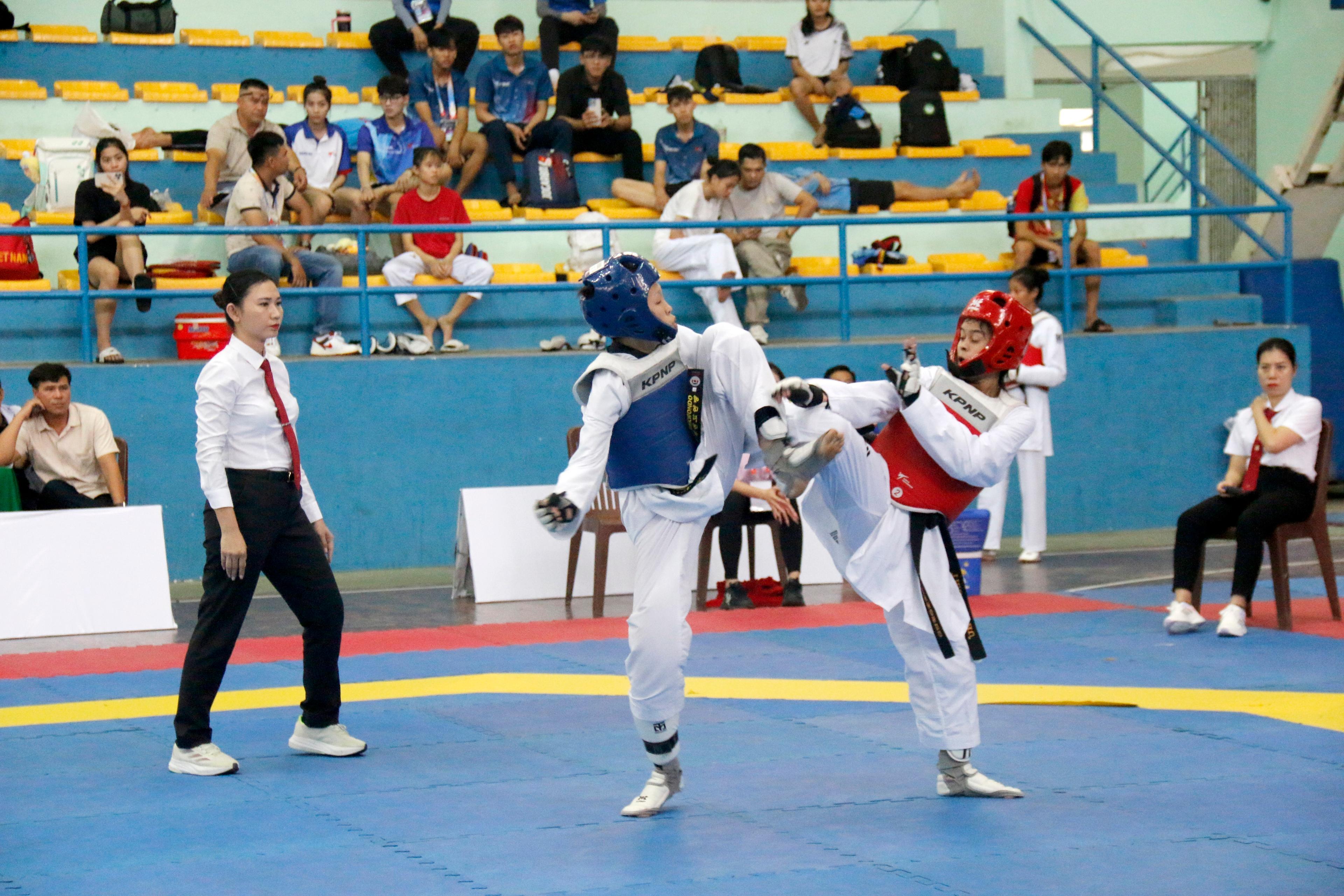 Vận động viên thi đấu nội dung đối kháng nữ Olympic trẻ.