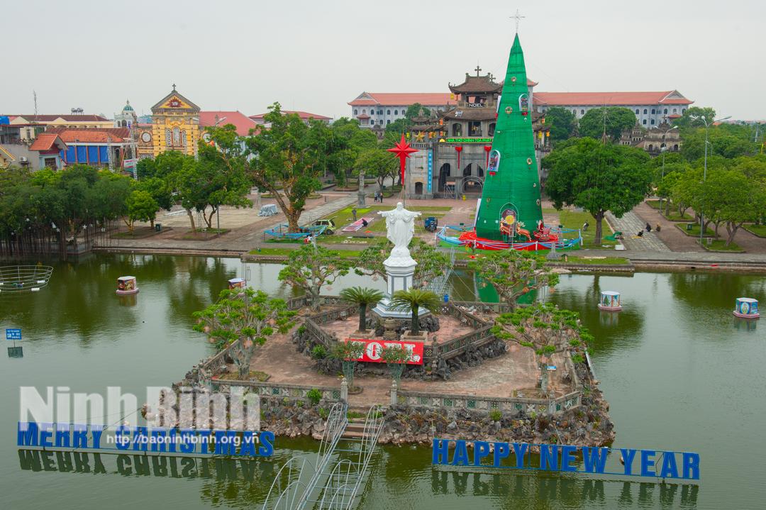 Các hoạt cảnh đang được chuẩn bị chu đáo cho một mùa giáng sinh an lành tại Nhà thờ đá Phát Diệm.