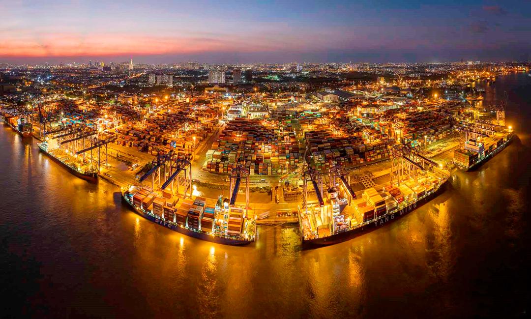 Bốc, xếp hàng hóa xuất khẩu tại Tân Cảng Sài Gòn, Thành phố Hồ Chí Minh. Nguồn: nhiepanhdoisong.vn