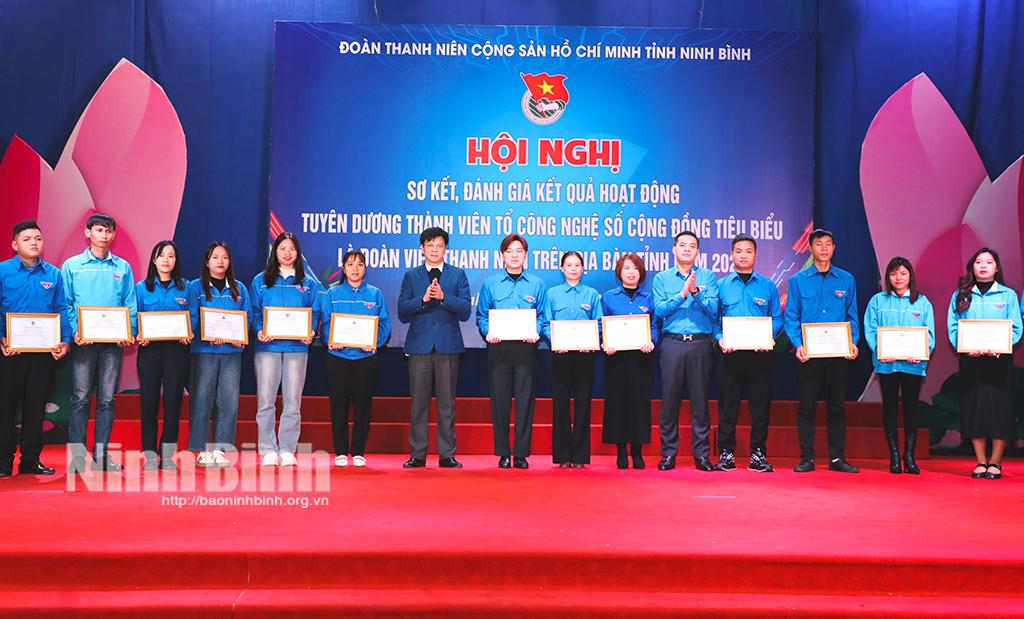 Lãnh đạo Sở Thông tin và Truyền thông và Tỉnh đoàn tuyên dương đoàn viên, thanh niên tiêu biểu là thành viên Tổ công nghệ số cộng đồng đã có thành tích tiêu biểu trong công tác chuyển đổi số năm 2024.
