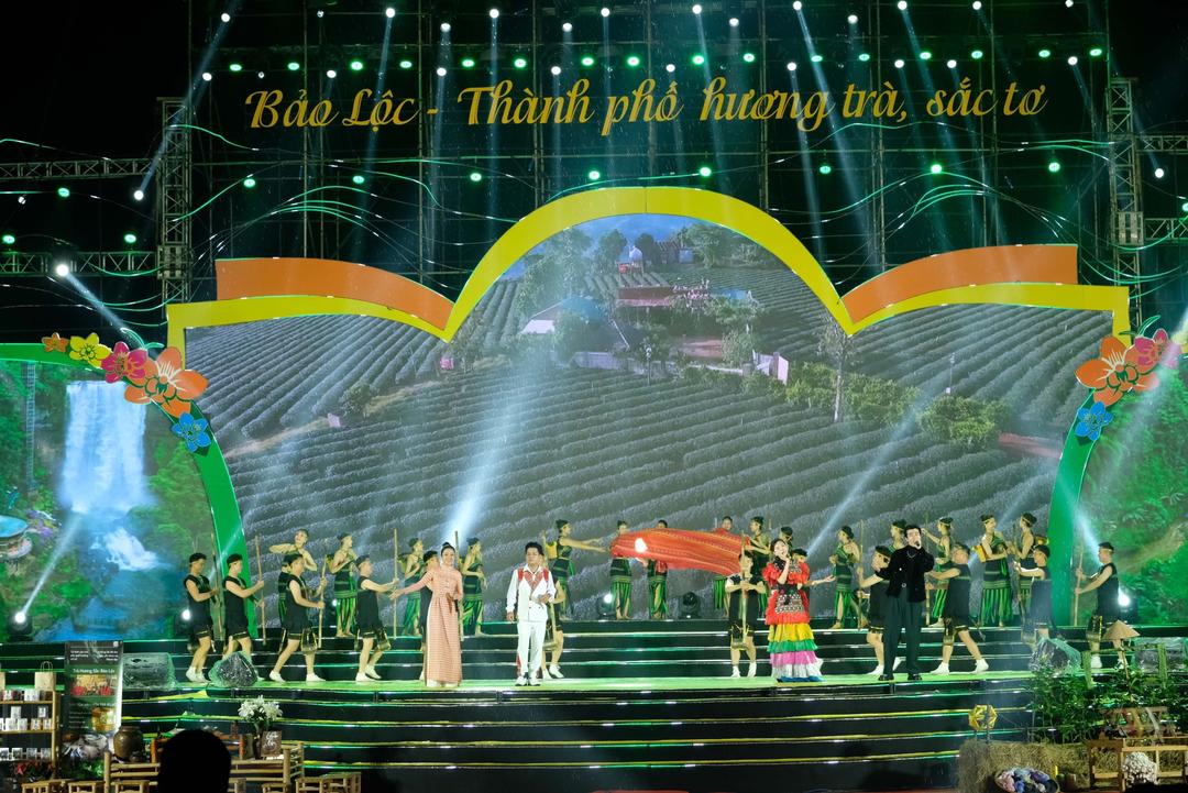 Chương trình nghệ thuật đặc biệt “Bảo Lộc - Hương trà sắc tơ” thu hút hàng ngàn người dân và du khách tham dự.