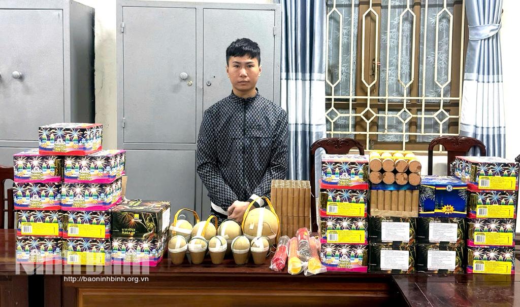 Đối tượng Nguyễn Minh Hiếu cùng tang vật thu giữ.