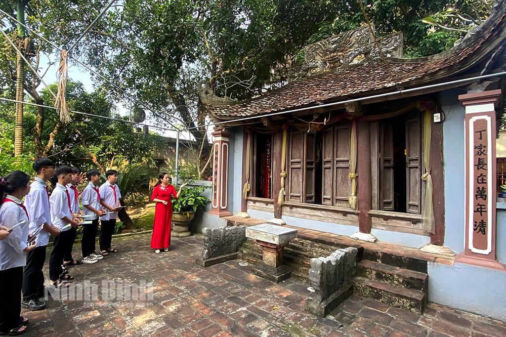 Học sinh Trường THCS Gia Thủy trải nghiệm tại Khu di tích lịch sử, văn hoá Quốc gia Đình Mỹ Hạ.