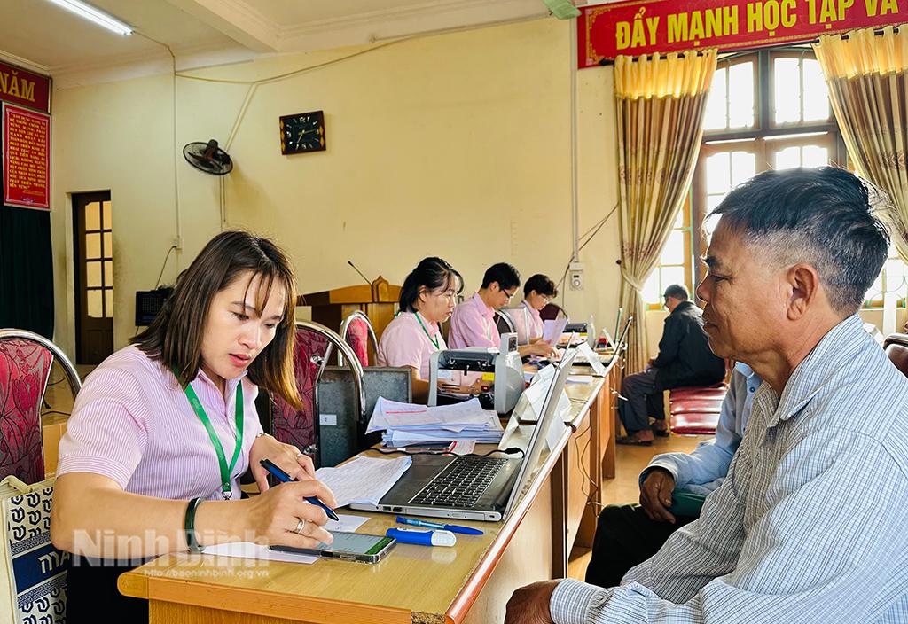 Đã có 96% tổ TK&VV trên địa bàn huyện Gia Viễn thực hiện giao dịch thu nợ, thu lãi qua Ứng dụng QLTDCS (Trong ảnh: Hoạt động giao dịch tín dụng chính sách tại xã Liên Sơn, huyện Gia Viễn). Ảnh: Nguyễn Lựu