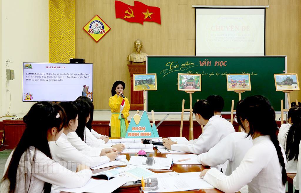 Các nhóm giới thiệu bức tranh vẻ đẹp thiên nhiên Ninh Bình được vẽ bằng trí tuệ nhân tạo (AI).