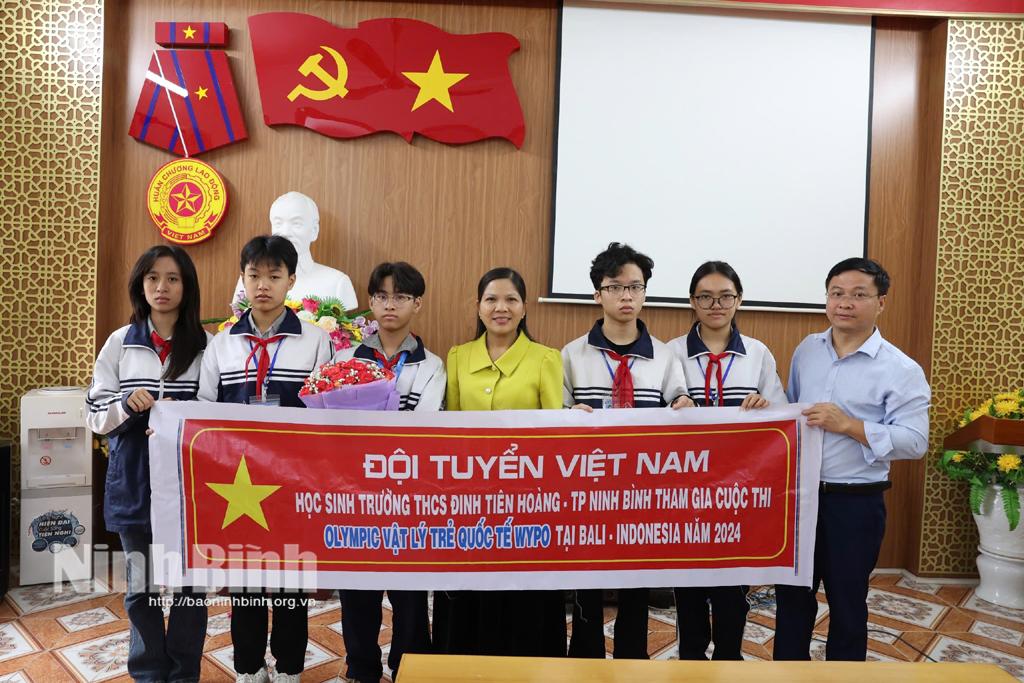 Thầy giáo Nguyễn Trung Kiên (ngoài cùng bên phải) và các em học sinh trong đội tuyển tham dự Kỳ thi Olympic Vật lý trẻ quốc tế năm 2024 tại Indonexia.