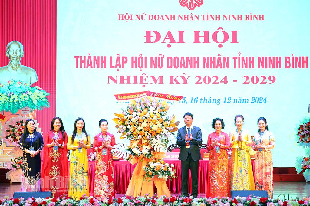 Đồng chí Trần Song Tùng, Ủy viên Ban Thường vụ Tỉnh ủy, Phó Chủ tịch UBND tỉnh tặng hoa chúc mừng Đại hội.