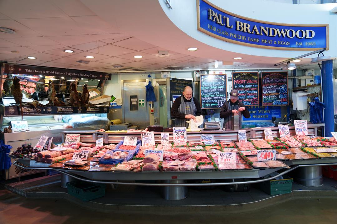 Một quầy hàng tại chợ ở Manchester, Anh.