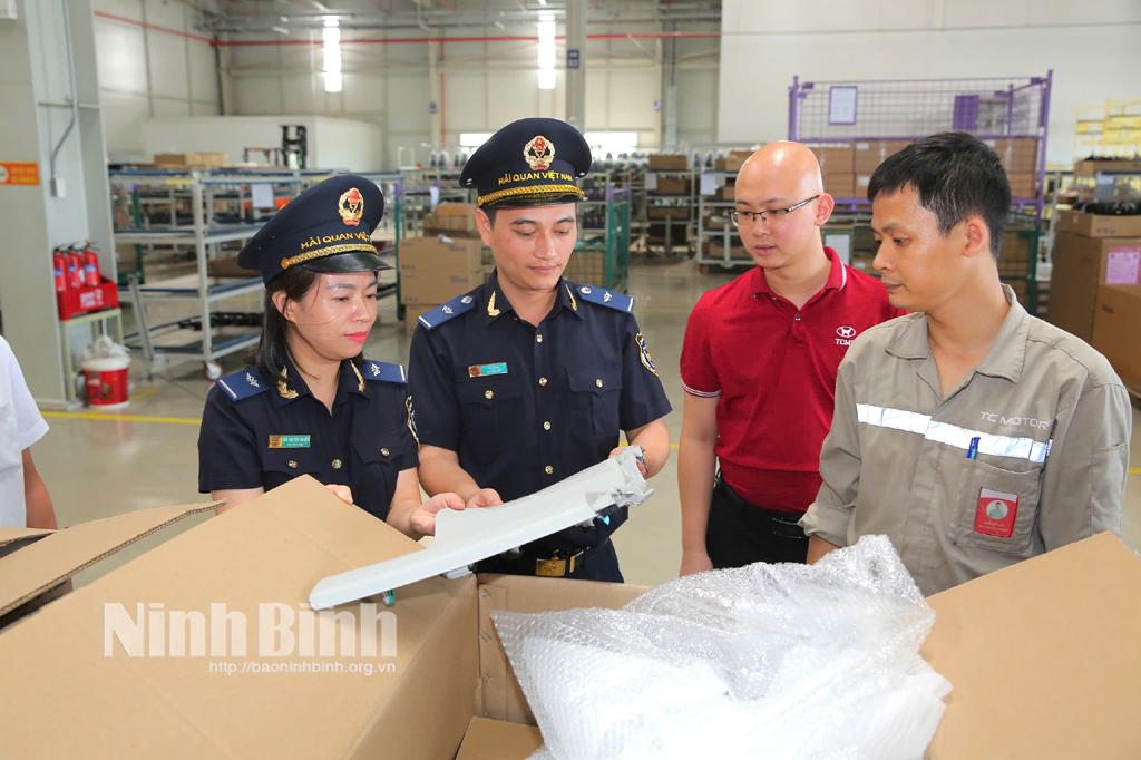 Cán bộ Chi cục Hải quan Ninh Bình kiểm tra hàng hóa tại Công ty cổ phần liên doanh ô tô Hyundai Thành Công Việt Nam.